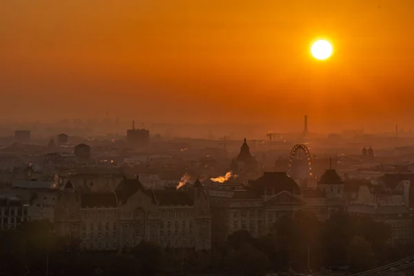 Őrült reggel és napkelte Budapest és az Eye Ferris kerék felett. — Stock Fotó