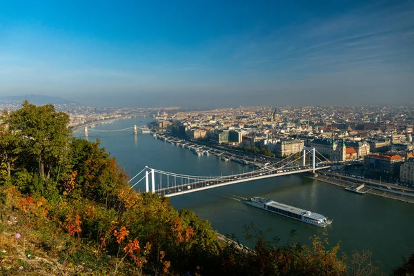 Budapest látképe, egy ködös reggelen, a Gellért-hegyi várból, 2019. november. — Stock Fotó