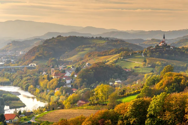 Slovenya 'nın Ptuj bölgesindeki tepeler, evler ve kilise manzarası 2019.