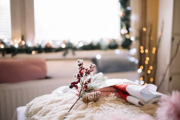 Masaj masasında kırmızı böğürtlenli çam dalı