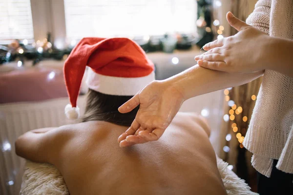 Masażysta przygotowujący się do masażu olejkiem eterycznym — Zdjęcie stockowe