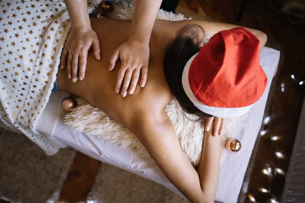 Spa 'da genç bir kadına masaj yapan kadın elleri