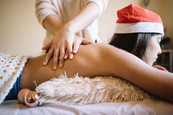 Młoda kobieta mając masaż w salonie piękności Spa — Zdjęcie stockowe