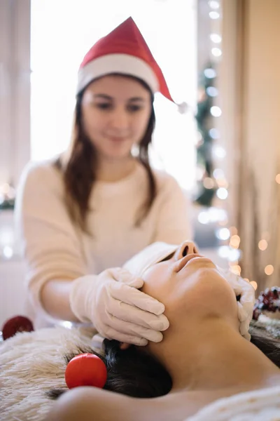 Brunette femme profiter de massage du visage dans le salon SPA — Photo