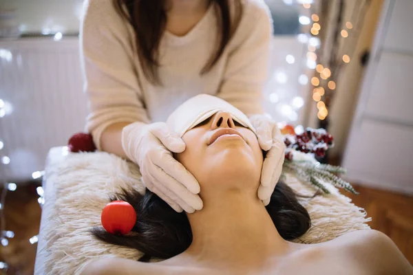 Esteticistas mano con guantes celebración niñas cara — Foto de Stock