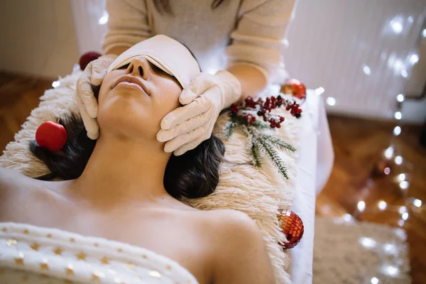 Mujer en tratamiento de masaje SPA en salón de belleza — Foto de Stock