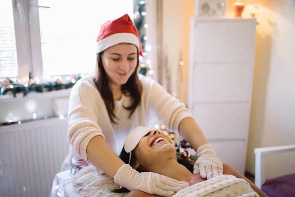 Terapeuta z peelingiem Santa kapelusz piersi kobiet — Zdjęcie stockowe