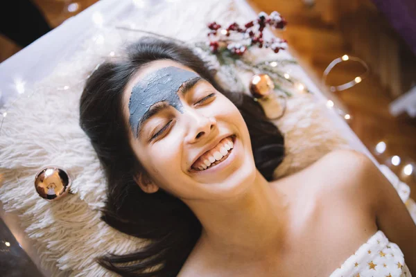 Chica sonriente con máscara en la frente — Foto de Stock