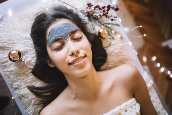 Woman with face mask lying in SPA center — Stock Photo, Image