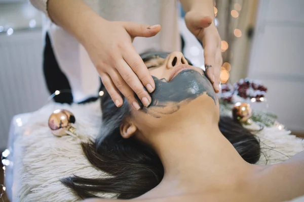 Terapeuta SPA aplicando mascarilla facial con manos — Foto de Stock