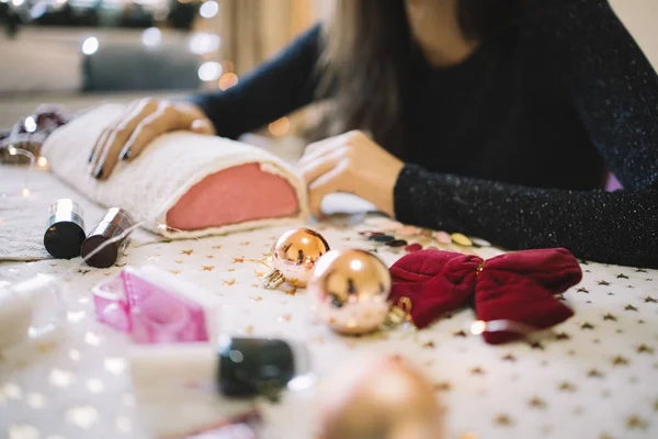 Ragazza con le mani sul tavolo al salone di bellezza — Foto Stock