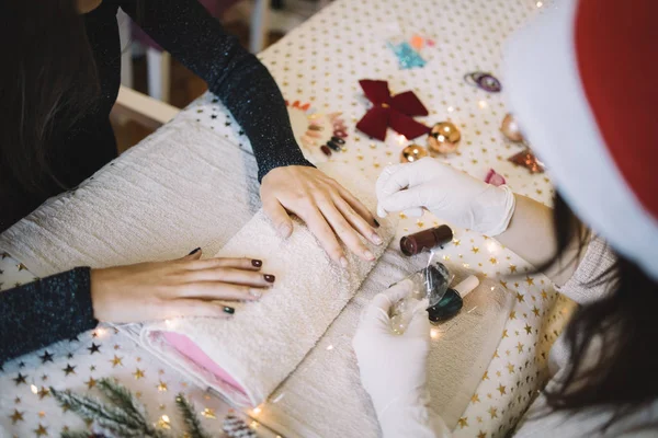 Manicura vertiendo brocado blanco sobre las uñas de las mujeres —  Fotos de Stock