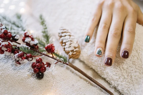 Kesilen kız manikür seansından sonra ellerini ve tırnaklarını gösteriyor.