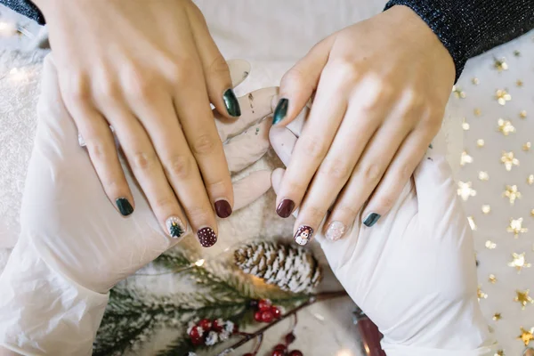 Manicurista mani che tengono le mani delle donne dopo manicure fatto — Foto Stock