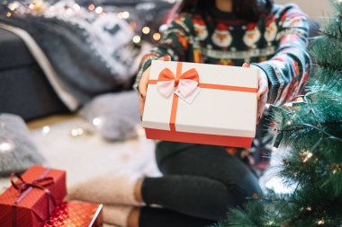 Dişilerin ellerinde yay ile sarılmış.