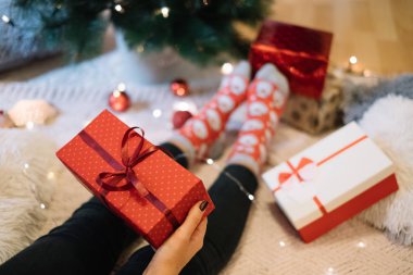 Noel hediyesini tutan kadınların yakın çekimi.