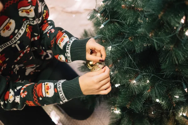 Kırpılmış kız Noel ağacına asılır