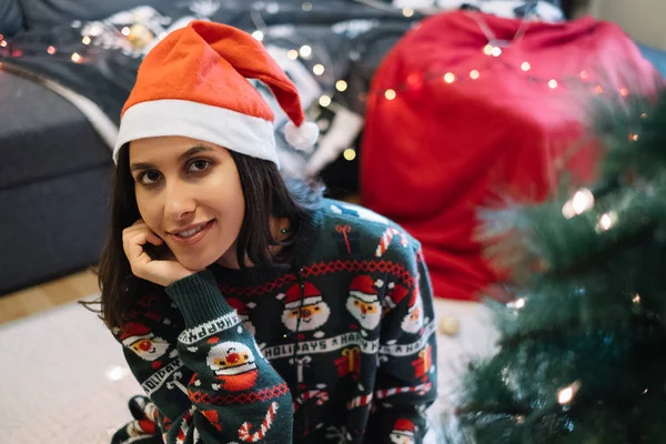 Lächelnde Frau mit Weihnachtsmütze, die in die Kamera schaut — Stockfoto