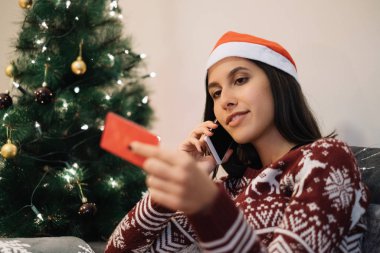 Odaklanan kadın telefondan hediye alıyor.