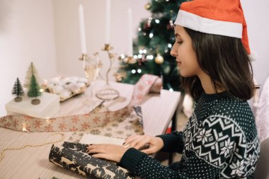 Noel Baba şapkası ambalajlı genç bir kadının profil görüntüsü