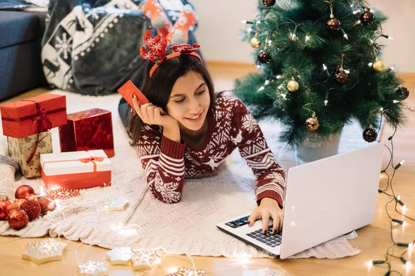 Mujer feliz acostada en el suelo con portátil —  Fotos de Stock