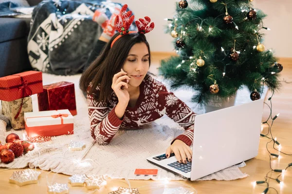 Kız telefonda konuşurken internetten Noel hediyesi alıyor..