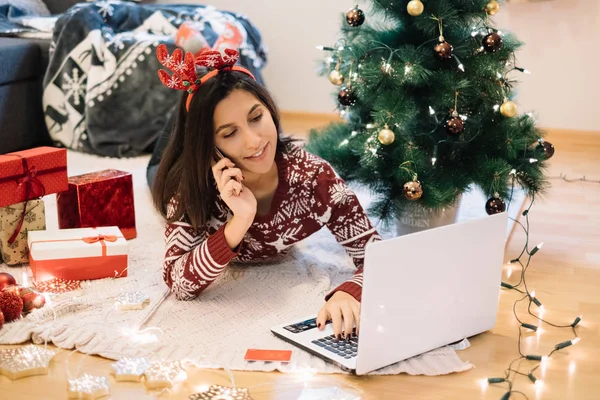 Mujer pidiendo regalos en línea y hablando por teléfono —  Fotos de Stock