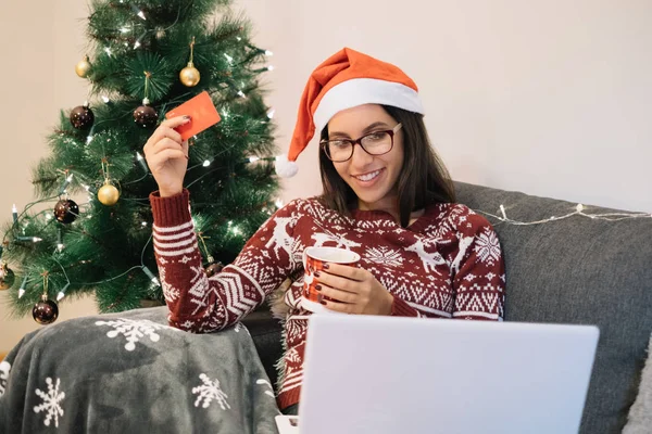 Joven mujer sonriente de compras en línea para Navidad —  Fotos de Stock