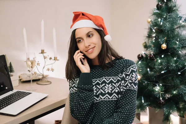 Fille souriant et parlant au téléphone dans les paysages de vacances d'hiver — Photo