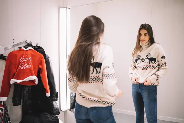 Mooie vrouw proberen nieuwe trui in kleedkamer — Stockfoto