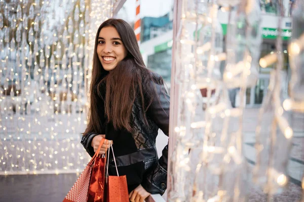 Mujer entrando en la cafetería exterior con bolsas de compras — Foto de Stock