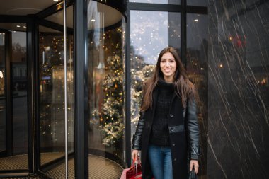 Şehir binasının yakınındaki mutlu esmerin önü.