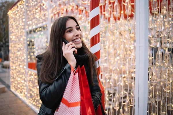 Närbild av kvinnan pratar i telefon och ler — Stockfoto