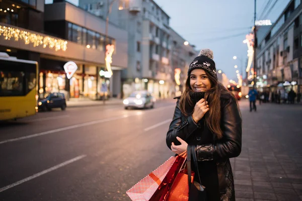 Mujer con bolsas de congelación en la calle mientras espera taxi — Foto de Stock