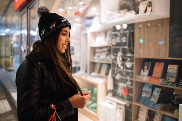 Chica de compras mirando en un escaparate — Foto de Stock