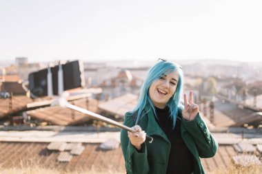 Gezgin kız selfie çubuğuyla selfie çekiyor.