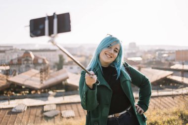 Selfie çekerken ördek suratı yapan kadın.