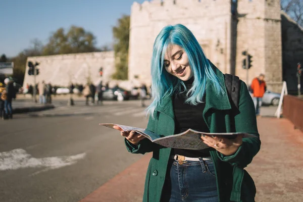 Unga turist kvinna som tittar på en karta — Stockfoto