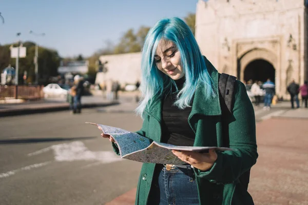 Hermosa mujer con cabello azul mirando el mapa —  Fotos de Stock