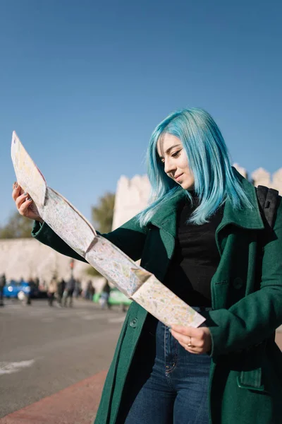 Женщина-исследователь держит карту и ищет направление — стоковое фото