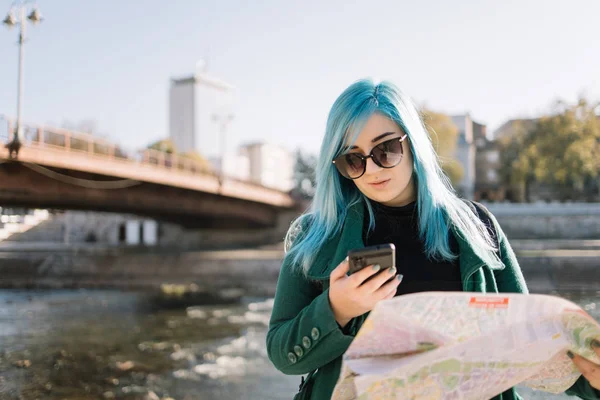 Chica turística con el pelo azul mirando el teléfono — Foto de Stock