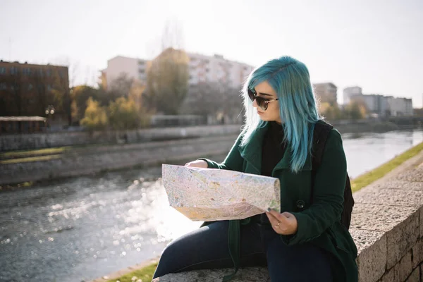Щаслива туристична жінка дивиться на карту — стокове фото