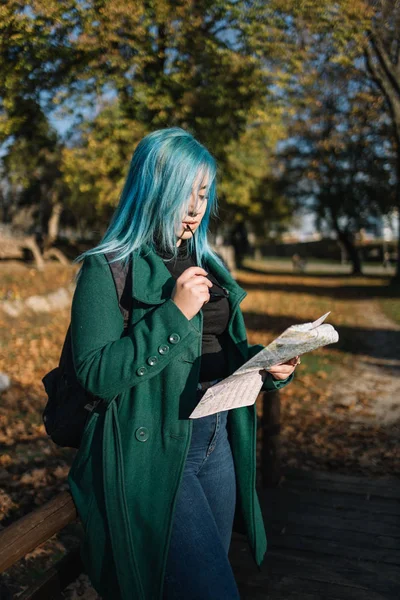 Tourist woman holding a map and sunglasses — 스톡 사진