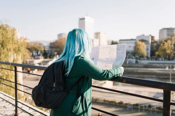 Chica viajero con mapa apuntando con la mano para la dirección — Foto de Stock