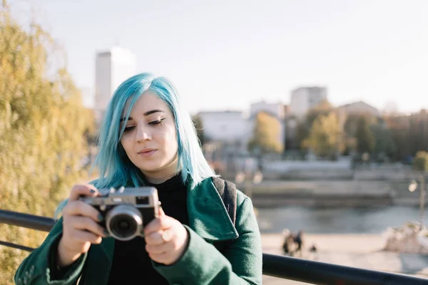 Turysta dziewczyna fotografowania z aparatem fotograficznym retro — Zdjęcie stockowe