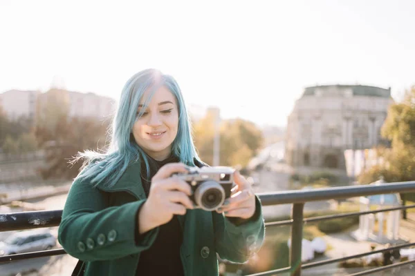 Mutlu kadın retro kamerayla fotoğraf çekiyor. — Stok fotoğraf