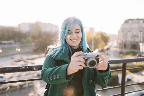 Kobieta turysta patrząc w cyfrowy aparat fotograficzny zewnątrz — Zdjęcie stockowe