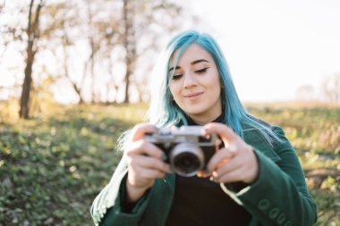 Retro fotoğraf makinesiyle çekim yapan güzel kız.