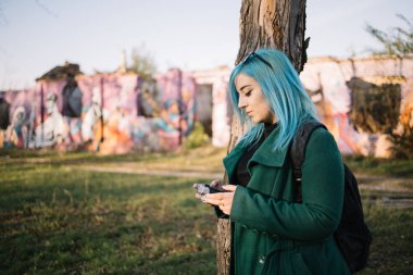 Parkta fotoğraf makinesi olan bir kadının yan görüntüsü