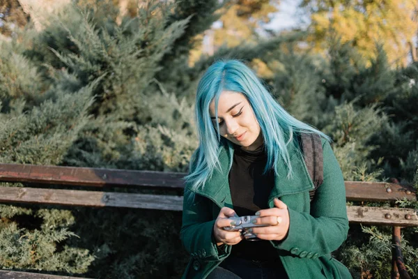 Parktaki bankta oturan çekici kız.